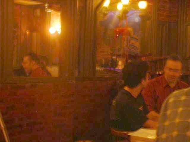 Le mur, Sniper, BooK et un bout de Jicé (BooK et un bout de Jean dans le miroir)