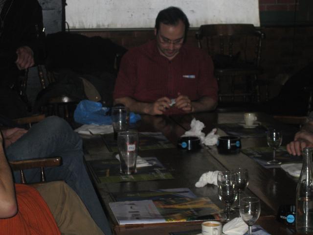 BooK regarde son appareil photo (ou son nombril&nbsp;?)